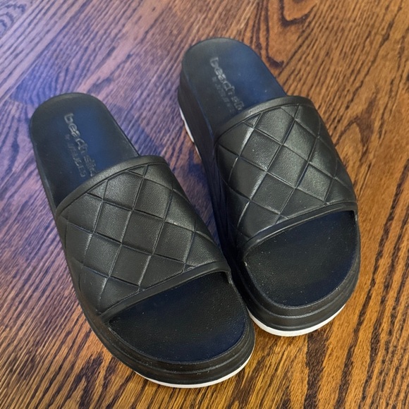 Stud EVA Beach Slides by J/Slides NYC. Faux quilted forefoot. Size 8. - Picture 2 of 4